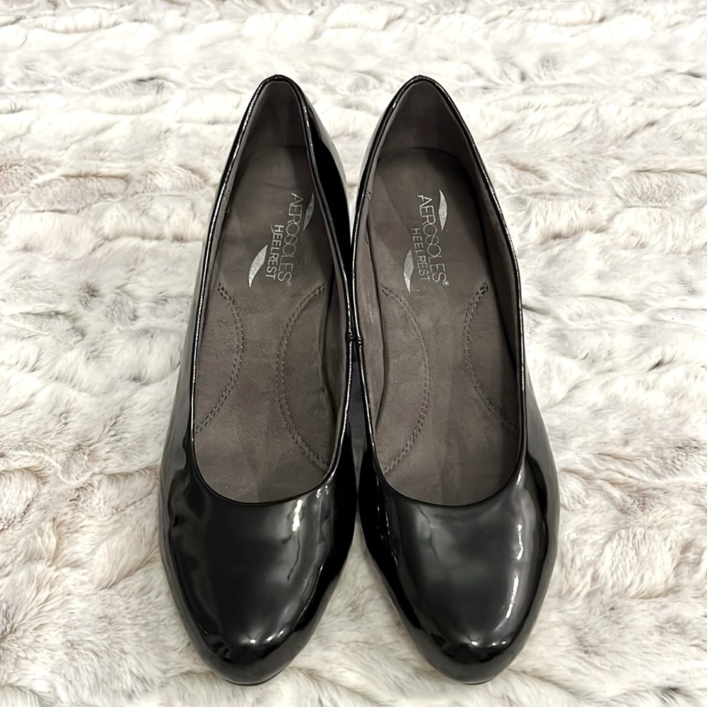 Aerosoles Heel Rest Black Faux Patent Leather 2” Heels- size 8M